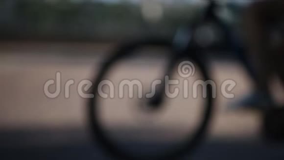 模糊而缓慢的骑自行车的形象视频的预览图