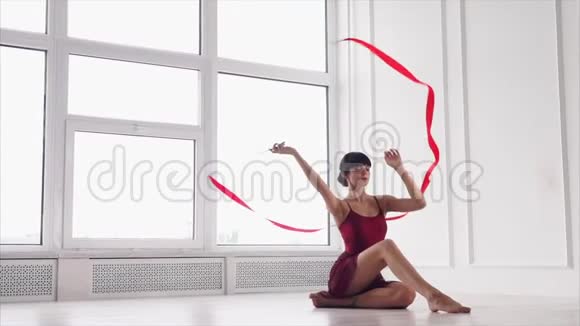 带着丝带优雅的舞蹈视频的预览图