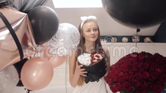 生日快乐女孩用花束和气球在浴室拍手视频的预览图