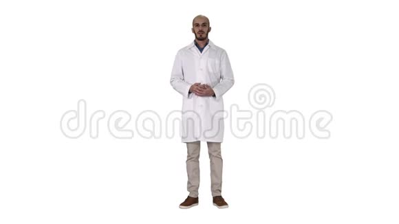 一位身穿医用大衣的阿拉伯医生正在用手谈论白色背景的东西视频的预览图