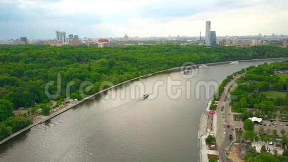 莫斯科河旅游船和城市天际线从沃罗比维戈里视频的预览图