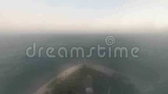 爱尔兰渡轮经雾驶往爱尔兰都柏林港视频的预览图