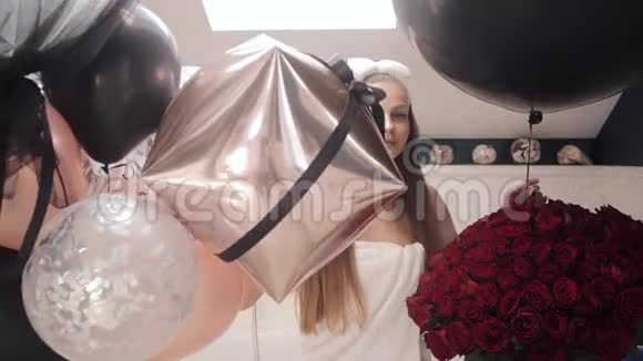 生日快乐女孩用花束和气球在浴室拍手视频的预览图