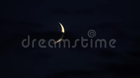 夜晚的云遮蔽了昏黄的月亮视频的预览图