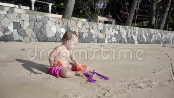 一岁的女孩在沙滩上玩概念孩子童年夏天自由孩子宝贝4k视频的预览图