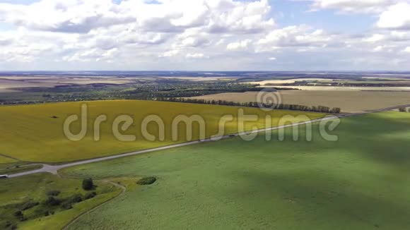 美丽的自然空中无人机向前移动的乡村视野视频的预览图