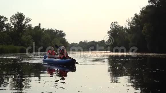 一男一女的皮艇在河上游泳慢动作视频的预览图