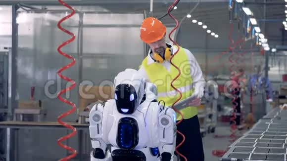 一名半机械人进行的钻井过程由一名工厂雇员控制视频的预览图