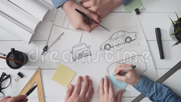 从事新汽车设计的工程团队视频的预览图
