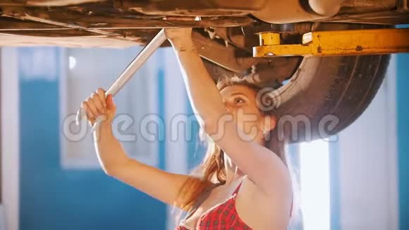 机械师用扳手修理汽车侧角抬起头来视频的预览图