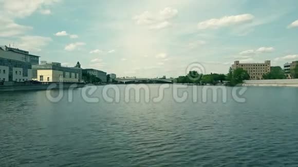 工业区内的莫斯科河和远处的汽车桥视频的预览图