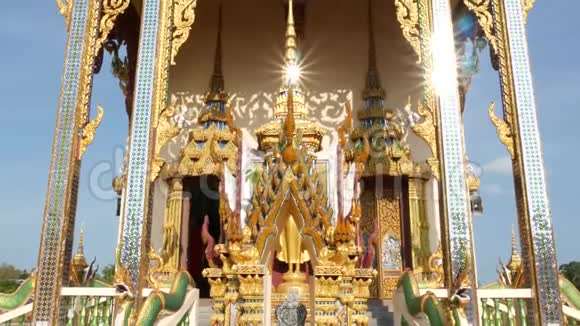 东方寺庙的观赏屋顶亚洲传统寺庙顶着万里蓝天的金色装饰屋顶视频的预览图