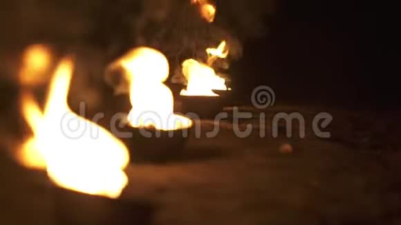 带火的碗在缓慢的运动中发光和燃烧视频的预览图