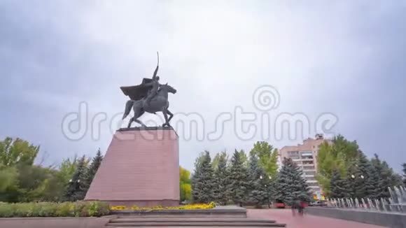乌拉尔斯克时间推移超移的查帕耶夫纪念碑视频的预览图