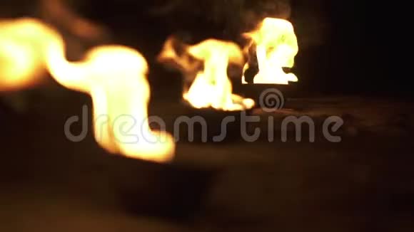 带火的碗在缓慢的运动中发光和燃烧视频的预览图