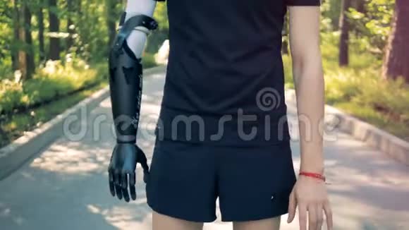一个有人工和健康双手的人未来的概念视频的预览图