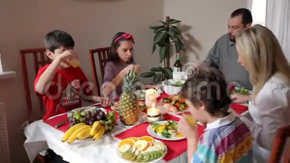幸福的家庭有节日晚餐视频的预览图
