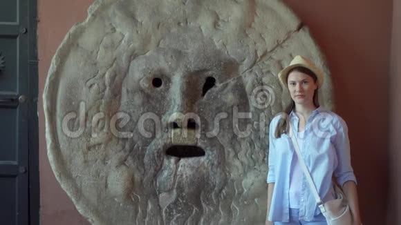 女人做愚蠢的脸把手伸进真理的嘴里女游客在意大利罗马度假视频的预览图