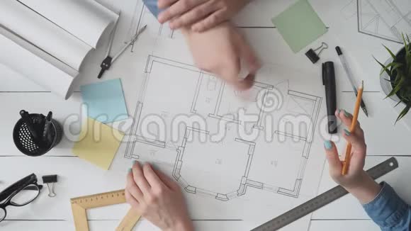 建筑师向客户展示他的房子计划视频的预览图