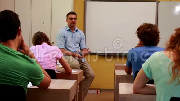 讲师坐在教室里对学生讲话视频的预览图