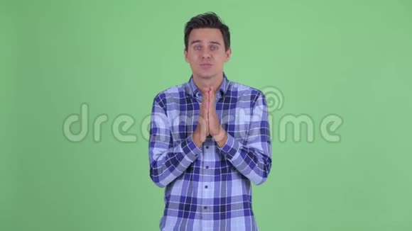 年轻英俊的嬉皮士祈祷视频的预览图