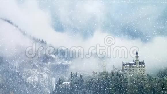 纽什旺斯坦城堡在一个初冬的早晨雪山覆盖Neuschwanstein城堡是教科文组织的所在地视频的预览图