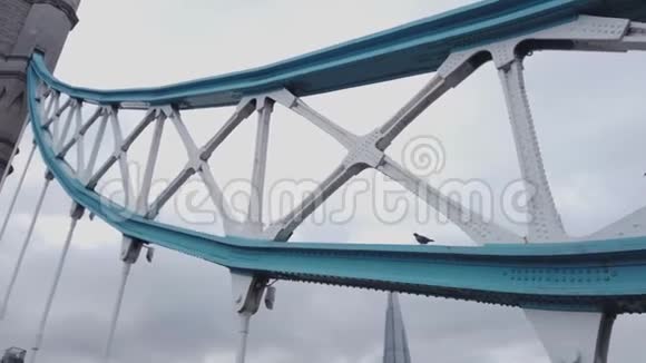 伦敦塔桥的建造令人惊叹视频的预览图
