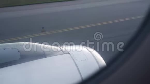 从机场跑道上驾驶的窗口飞机可以看到从起飞站起飞的场景客机继续飞行视频的预览图
