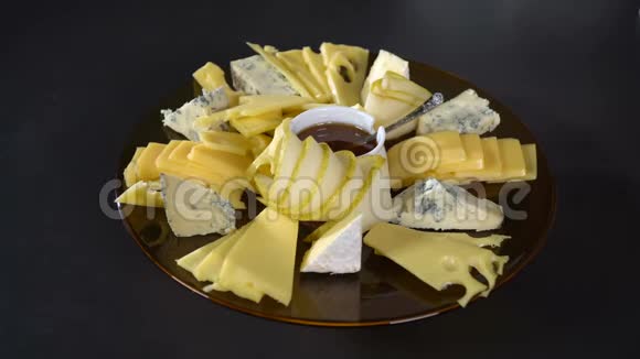 蓝莓撒在一盘奶酪上视频的预览图