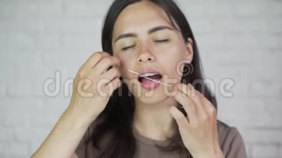 牙线女孩的肖像牙齿清洁牙套视频的预览图