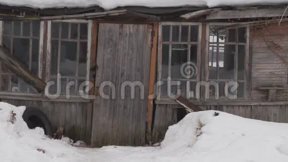 冬天废弃的破旧木屋视频的预览图