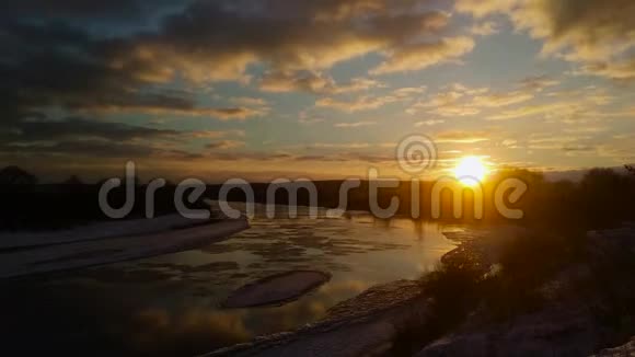 日落时分有移动浮冰和云的冬季景观视频的预览图