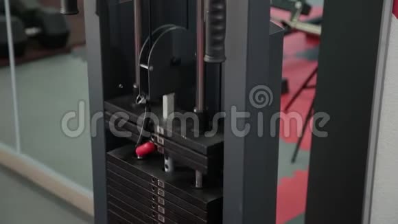 从电缆运动机上关闭重量堆栈健身房和训练设备视频的预览图