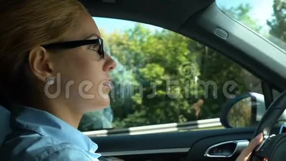商务女性驾驶汽车交通规则和道路安全视频的预览图