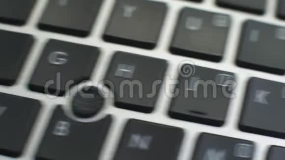 学习电脑键盘上的法语按钮女性手按键视频的预览图