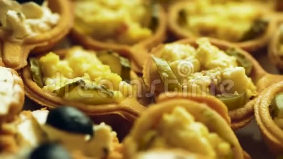 奶酪面团大蒜腌制黄瓜和奶酪特写视频的预览图