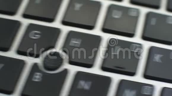 现在用电脑键盘上的法式按钮购买女性手按键视频的预览图