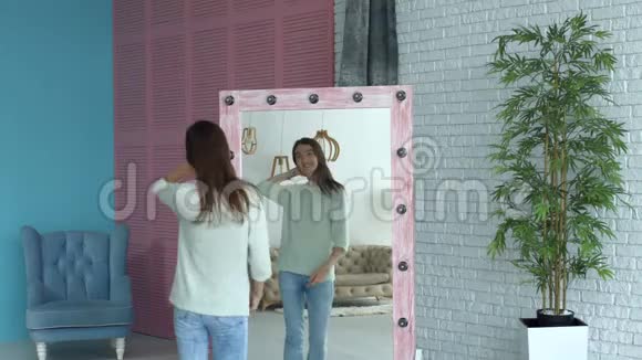 快乐的女人照镜子检查她的体形视频的预览图