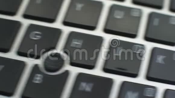 电脑键盘上的旅行按钮女性手按键视频的预览图