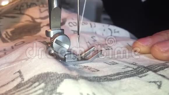 女人用缝纫机视频的预览图
