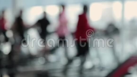 模糊的女人在健身房跑步机上跑步视频的预览图