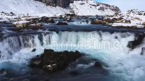冰岛瀑布空中无人机河冰视频的预览图