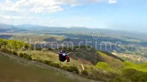 滑翔伞越过山脉视频的预览图