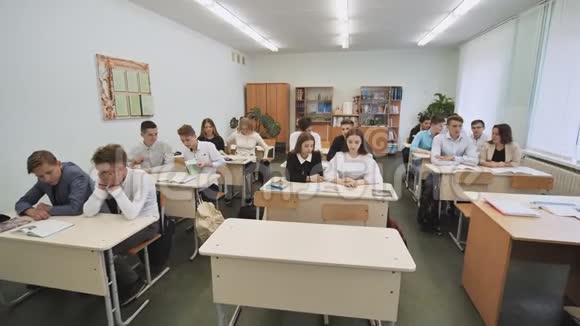 课前教室里的学生坐在课桌前俄罗斯学校视频的预览图