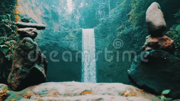 石塔之间的瀑布视频的预览图