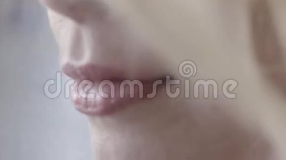 阳光下美丽的金发女人嘴唇的特写行动身体和面部护理视频的预览图