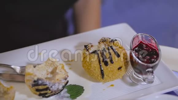 盘子里的甜点煎冰淇淋女人用勺子从盘子里拿出来视频的预览图