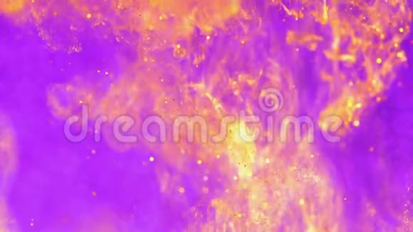 水中的金色墨水在粉红色上闪烁的油漆反应产生抽象的云层形成紫罗兰上闪闪发光可能是视频的预览图
