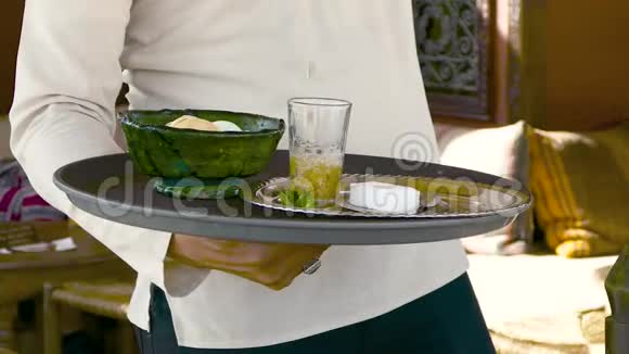 服务员品尝薄荷茶饮料传统饮料摩洛哥马拉喀什视频的预览图