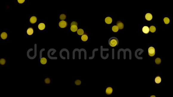 金色抽象模糊的圣诞浮灯背景视频的预览图